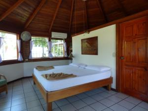 מיטה או מיטות בחדר ב-Corcovado Beach Lodge