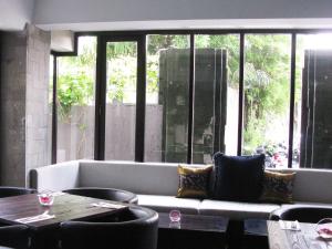 A seating area at Anshel Hotel Seminyak