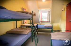 Katil dua tingkat atau katil-katil dua tingkat dalam bilik di Southern Laughter Backpackers