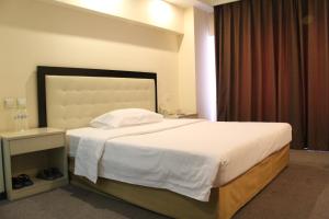 
A bed or beds in a room at Beijing Xihua Hotel
