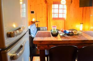 O bucătărie sau chicinetă la Terra Lodge