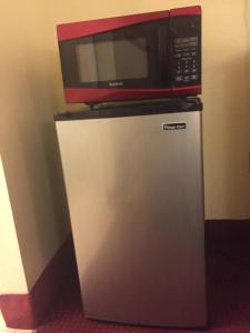 TV i/ili multimedijalni sistem u objektu Maple Leaf Inn & Suites