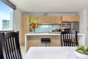Kuchyň nebo kuchyňský kout v ubytování Quest on Hobson Serviced Apartments