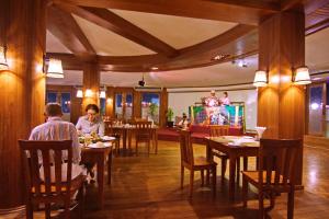 A restaurant or other place to eat at Shwe Ingyinn Hotel Mandalay