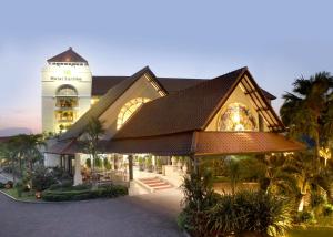 un edificio con una torre dell'orologio sopra di Hotel Santika Cirebon a Cirebon