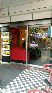 un escaparate con un sofá rojo en una tienda en Hwa Hong Hotel, en Kaohsiung