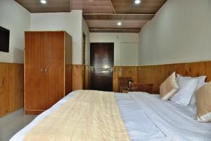 Postel nebo postele na pokoji v ubytování Hotel Akash - Luxury Hotel In McLeodganj