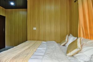 Postel nebo postele na pokoji v ubytování Hotel Akash - Luxury Hotel In McLeodganj