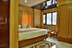 Postel nebo postele na pokoji v ubytování Hotel Akash - Luxury Hotel In McLeodganj