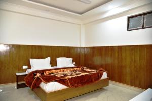Postel nebo postele na pokoji v ubytování Hotel Akash - Luxury Hotel In McLeodganj