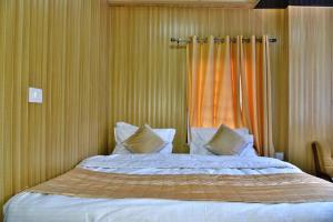 Postel nebo postele na pokoji v ubytování Hotel Akash - Luxury Hotel In McLeodganj