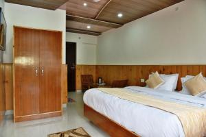 Postel nebo postele na pokoji v ubytování Hotel Akash - Luxury Hotel In McLeodganj