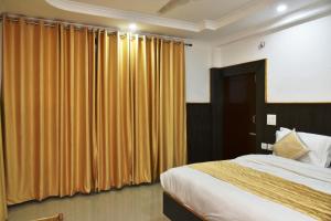 Postel nebo postele na pokoji v ubytování Hotel Akash - Luxury Hotel In McLeodganj