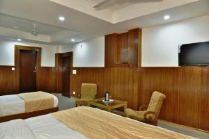 TV a/nebo společenská místnost v ubytování Hotel Akash - Luxury Hotel In McLeodganj