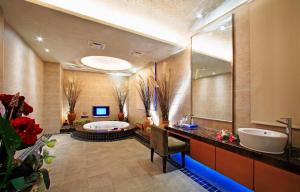 TV a/nebo společenská místnost v ubytování Blue Coast Spa Motel