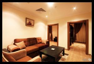 una sala de estar con un sofá y una mesa en Taraf Yanbu, en Yanbu