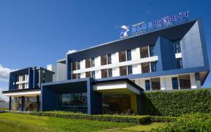 un edificio con un hotel bluebah encima en Blue Rabbit Hotel en Chanthaburi