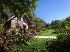 閣考島的住宿－考科赫爾貝瑞有機農場度假村，前面有花园的房子