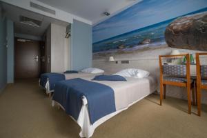 格丁尼亚摩尔思琪酒店的房间里有两张床，墙上挂着一幅画 更多40张照片