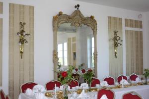 Ein Restaurant oder anderes Speiselokal in der Unterkunft Fürstenhof Landgasthaus & Hotel 