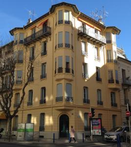 ニースにあるGrosso Mossaの通路角の黄色い建物