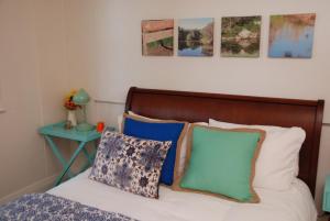 Giường trong phòng chung tại Hillside Cottage Berrima