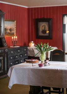 Eggedal的住宿－艾格多伯格爾斯杜酒店，一间房间,桌子上放着花瓶