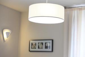 una gran lámpara blanca en una habitación con ventana en Los Guardeses, en Solares