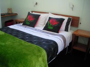 En eller flere senger på et rom på Mahinapua Retreat B&B