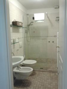 ラ・スペツィアにあるDa Ioleのバスルーム(シャワー、トイレ、シンク付)