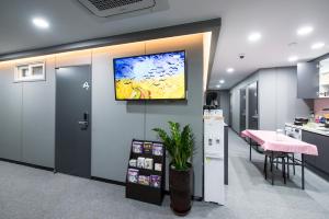 TV a/nebo společenská místnost v ubytování Philstay Myeongdong Metro