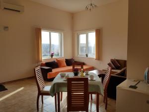 a living room with a table and a couch at Villa Ketli Apartment in Bliznatsi