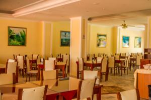 a dining room filled with tables and chairs at Hotel First Class Didim in Didim