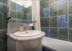 een badkamer met een wastafel en een bad bij Appartement Boucheries Centre Ville in Bordeaux