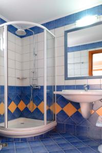 uma casa de banho com um chuveiro e um lavatório. em Hotel Apartments Sikia em Kato Gatzea