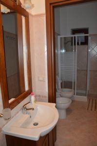 La salle de bains est pourvue d'un lavabo et de toilettes. dans l'établissement B&B Incantevole Vicolo, à Piraino