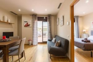 a room with a dining table and a bed and a dining room at Matarolux 8 in Mataró