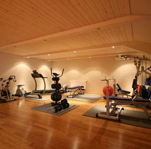einen Fitnessraum mit mehreren Trainingsgeräten in einem Raum in der Unterkunft Liseby Bed & Breakfast in Stege