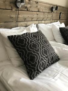 Postel nebo postele na pokoji v ubytování Hotel Falun
