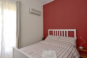 NaroにあるCasa nel Baroccoの赤い壁のベッドルーム1室