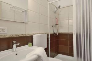 NaroにあるCasa nel Baroccoのバスルーム(洗面台、トイレ、シャワー付)