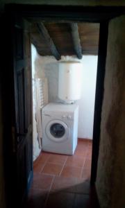 Waschmaschine und Trockner in einem kleinen Zimmer in der Unterkunft Casa Pepa in Granadilla de Abona