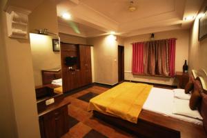um quarto com uma cama grande e uma janela em Goflamingo Resort em Silāri