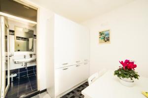 アマルフィにあるLa Casettaの白いバスルーム(シンク、鏡付)