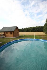 una grande piscina di fronte a una casa di Świetny Spokój u Rybaków Uhnin 123 a Uhnin
