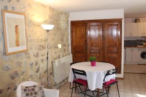 jadalnia ze stołem i krzesłami w obiekcie Le Mas de Fournery w mieście Villeneuve-de-Berg