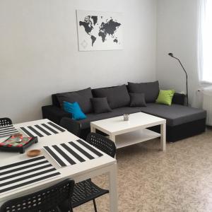 sala de estar con sofá y 2 mesas en Apartmán Na Horách, en Zlatá Olešnice