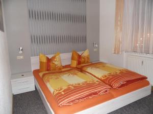 เตียงในห้องที่ Ferienwohnung Einenkel