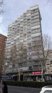 un gran edificio de apartamentos en el lateral de una calle en Apartamentos Los Caballos, en Benidorm