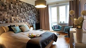 - une chambre avec un lit et un mur en briques dans l'établissement DK Apartament Grunwaldzki, à Olsztyn